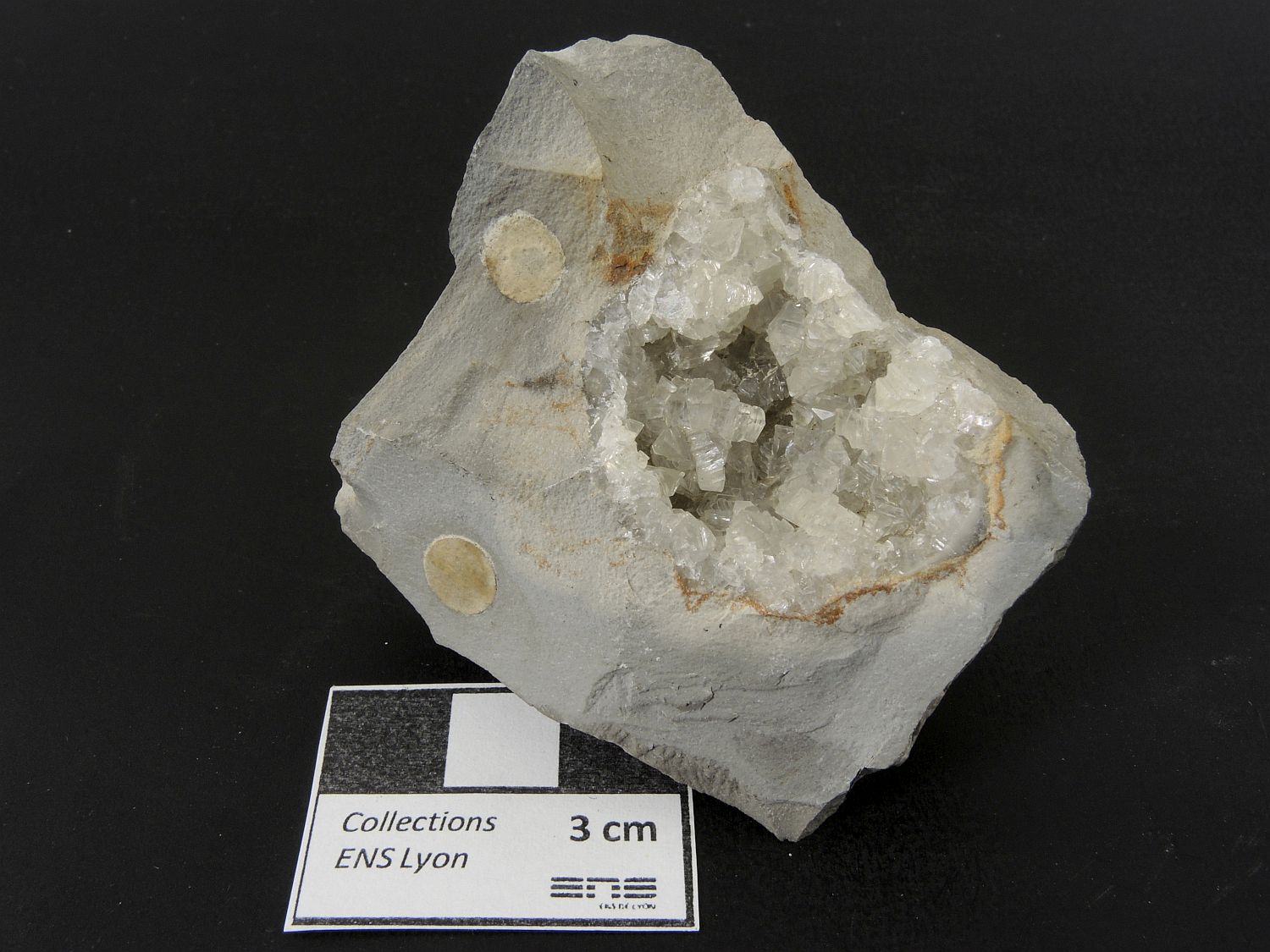 Calcite Géode de calcite dans un calcaire    